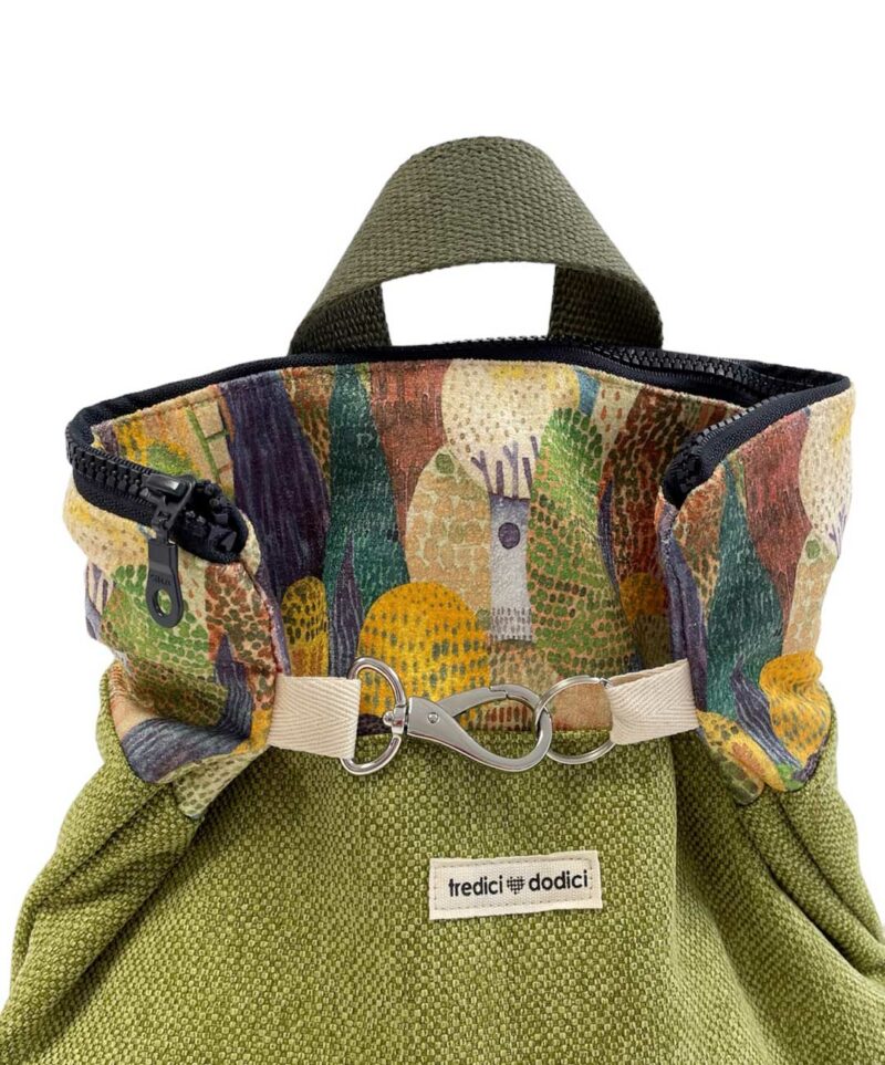 Zaino verde con moschettoni
