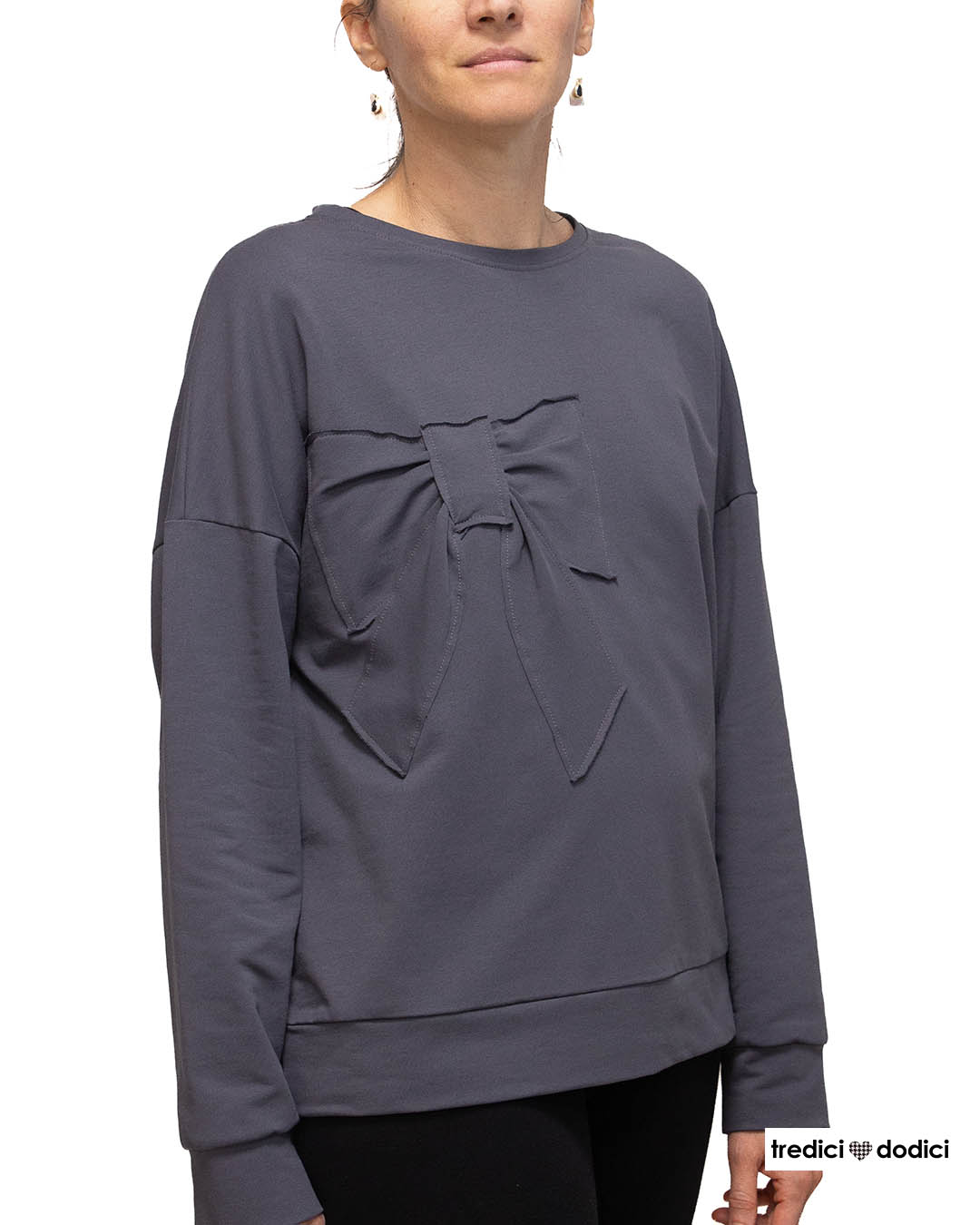 Felpa grigio scuro con fioccone