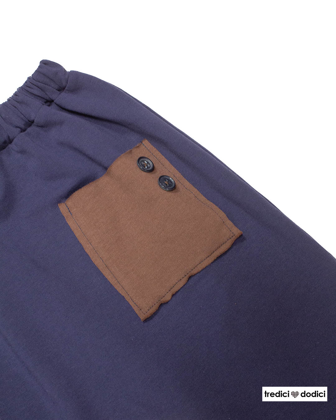 Pantalone blu con tasca marrone
